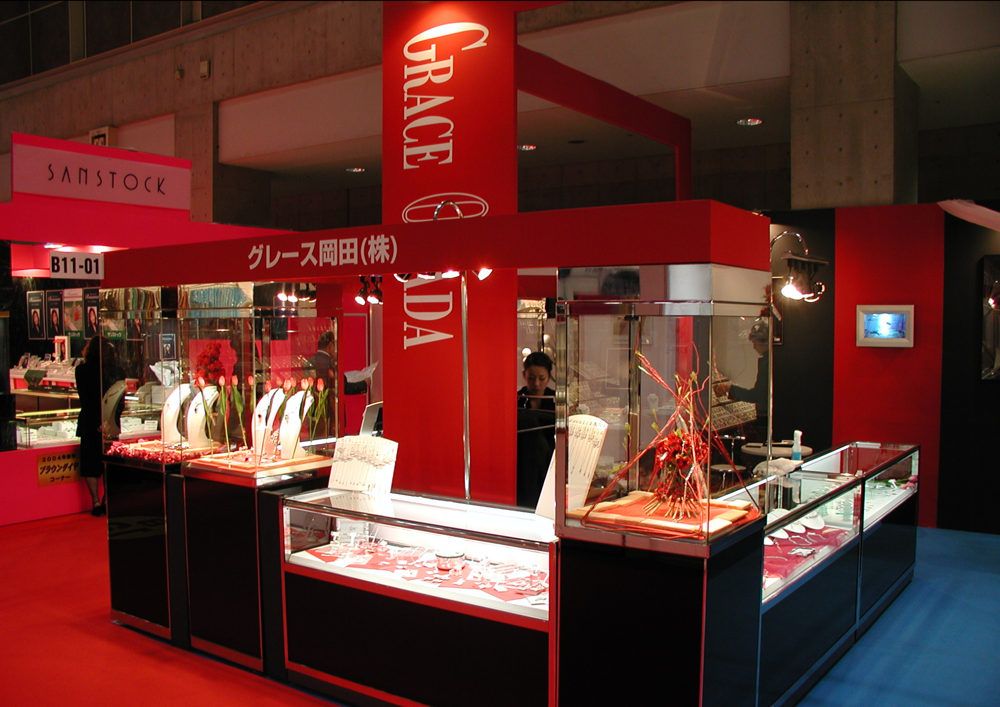 展示会でのジュエリー展示の様子